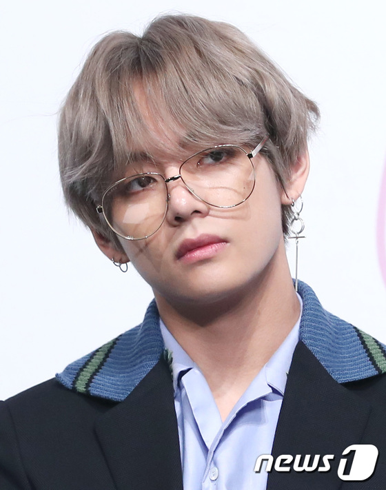 (서울=뉴스1) 권현진 기자 = 그룹 방탄소년단(BTS) 뷔가 18일 오후 서울 중구 소공동 롯데호텔에서 열린 ‘LOVE YOURSELF 承 ‘Her'’ 발매기념 기자간담회에 참석 …