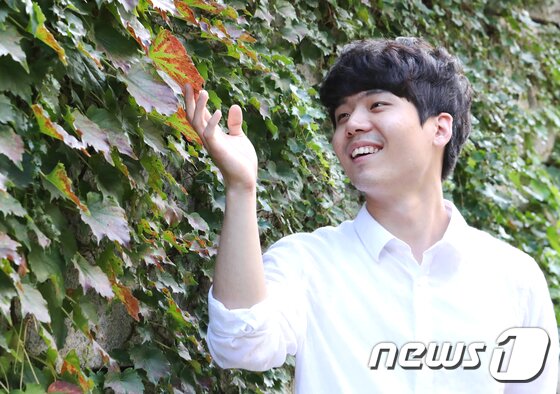 본문 이미지 -  김신영씨가 18일 오후 서울 청계천변을 걸으며 연극배우로서의 꿈을 설명하고 있다. 2017.9.18/뉴스1 ⓒ News1 임준현 인턴기자