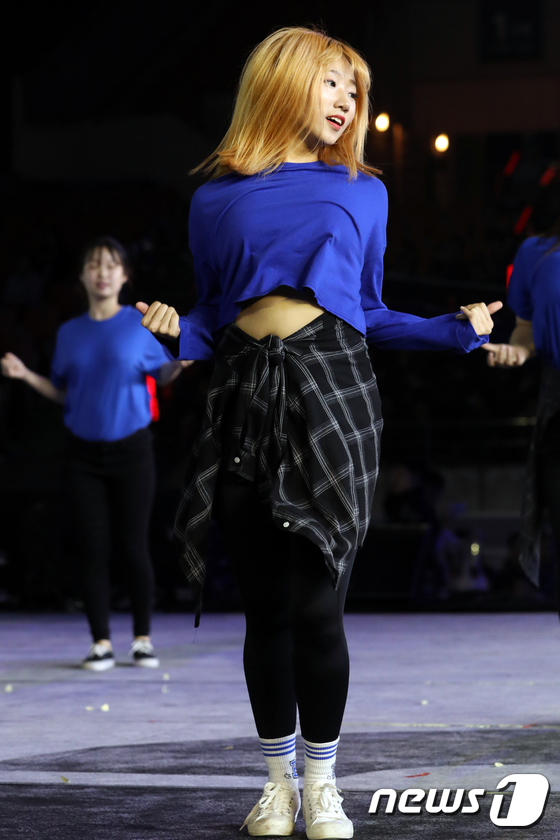 (원주=뉴스1) 박하림 기자 = 19일 원주시 대표 축제 '2017 원주 다이내믹 댄싱카니발'이 강원 원주시 따뚜공연장 특설무대에서 개막한 가운데 축제 참가팀이 화려한 공연을 선보 …