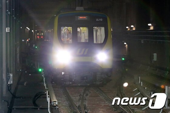 본문 이미지 - '서울 1호' 경전철인 우이신설선이 개통된 2일 오전 서울 강북구 북한산우이역으로 열차가 들어오고 있다. 우이신설선은 강북구 우이동~동대문구 신설동 11.4km를 총 13개 정거장으로 연결한다. 2017.9.2/뉴스1 ⓒ News1 민경석 기자