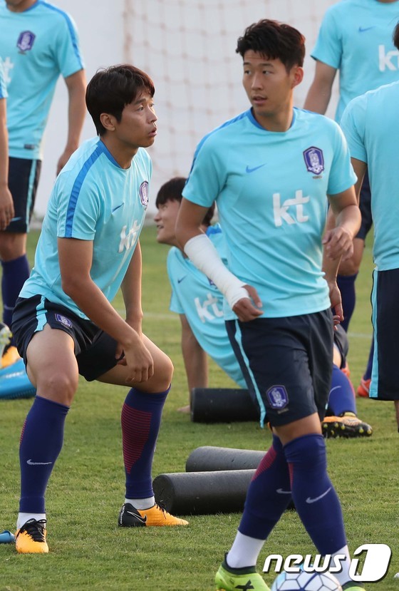 대한민국 축구대표팀의 손흥민(오른쪽)과 이동국. © News1 
