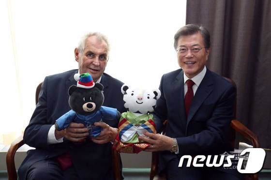 (서울=뉴스1) 이광호 기자 = 문재인 대통령이 19일(현지시각) 미국 뉴욕 유엔 회의장 경제사회이사회 의장실에서 밀로시 제만 체코 대통령과 정상회담을 마친 후 평창동계올림픽 마스 …