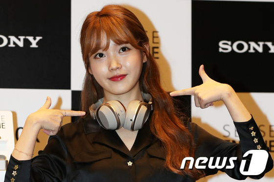 (서울=뉴스1) 민경석 기자 = 가수 아이유가 20일 오전 서울 종로구 JW 메리어트 동대문스퀘어에서 열린 소니코리아의 노이즈 캔슬링 헤드셋 1000X 시리즈 출시 기념행사에 참석 …