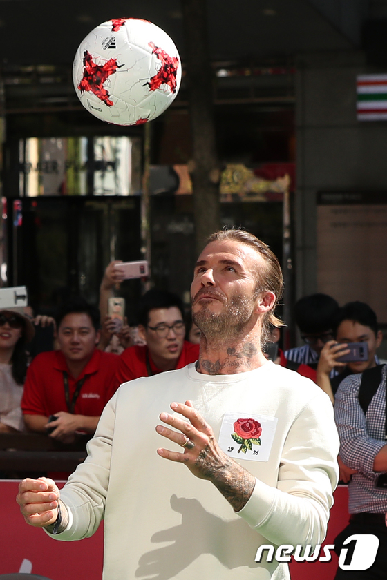 (서울=뉴스1) 민경석 기자 = 영국 축구 스타 데이비드 베컴이 20일 서울 종로구 청계광장에서 열린 저소득층 아동 대상 축구 클리닉에서 어린이들에게 축구를 가르쳐 주며 즐거운 시 …