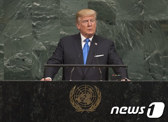 본문 이미지 - 도널드 트럼프 미국 대통령이 지난 9월19일(현지시간) 뉴욕 유엔본부에서 열린 UN 총회에서 기조연설을 하고 있다. (UN PHOTO 제공) 2017.9.19/뉴스1