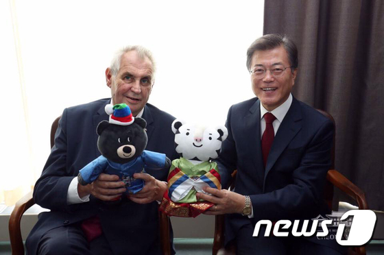 (서울=뉴스1) 이광호 기자 = 문재인 대통령이 19일(현지 시간) 오후 뉴욕 유엔본부에서 밀로쉬 제만 체코 대통령과 정상회담을 마치고 평창동계올림픽 마스코트 인형을 선물하고 있다 …