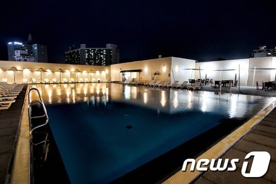 본문 이미지 - 부산 롯데의 야외 수영장ⓒ News1