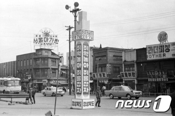 본문 이미지 - 사진은 1972년 쥐잡기운동 조형물. (국가기록원 제공) /뉴스1