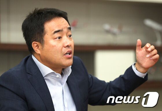 본문 이미지 - 주원석 플라이양양 대표가 21일 오전 서울 강서구 한화비즈메트로1차에 위치한 플라이양양 사무실에서 인터뷰를 하고 있다. 2017.9.21/뉴스1 ⓒ News1 임준현 인턴기자