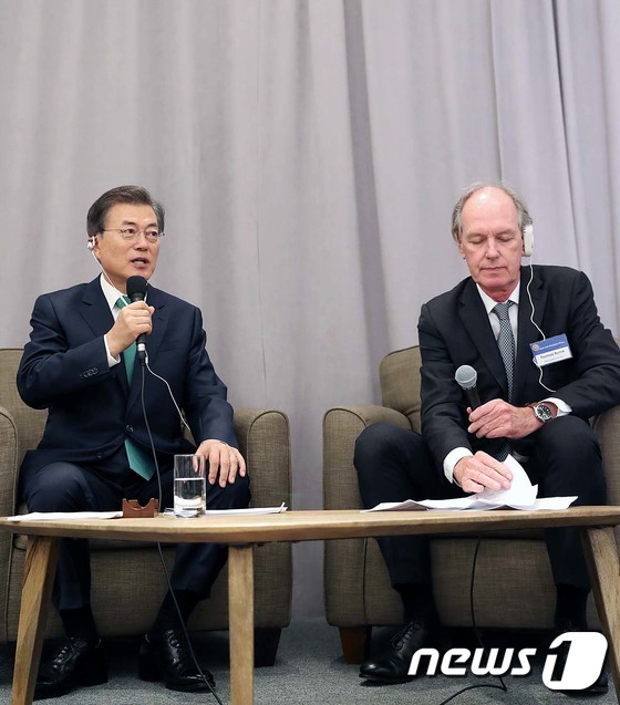 (서울=뉴스1) 이광호 기자 = 문재인 대통령이 20일 오전(현지시간) 미국 인터컨티넨탈 바클레이 호텔에서 열린 뉴욕 금융·경제인과의 대화에서 한국 경제 상황과 관련한 질문에 답하 …