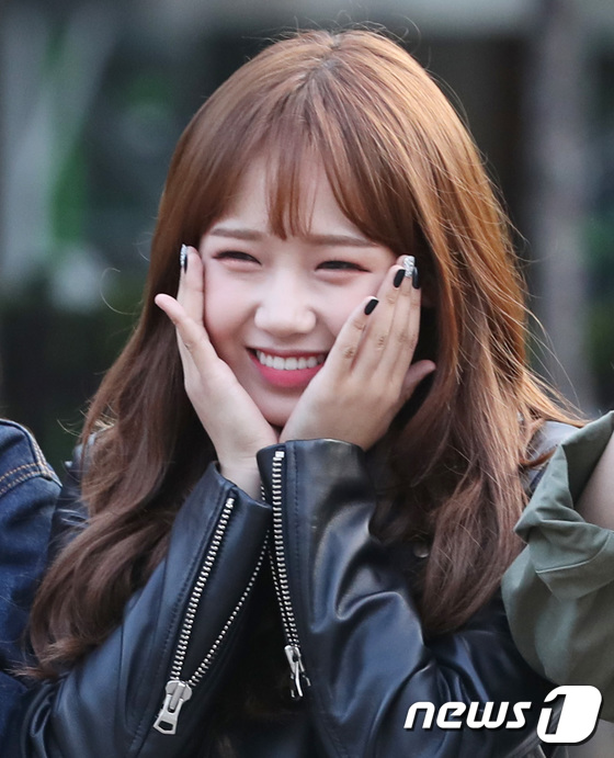 (서울=뉴스1) 권현진 기자 = 위키미키 최유정이 22일 오전 서울 여의도 KBS 신관 공개홀에서 열린 KBS2 '뮤직뱅크'(뮤뱅) 리허설을 하기 위해 방송국으로 들어서며 인사를 …