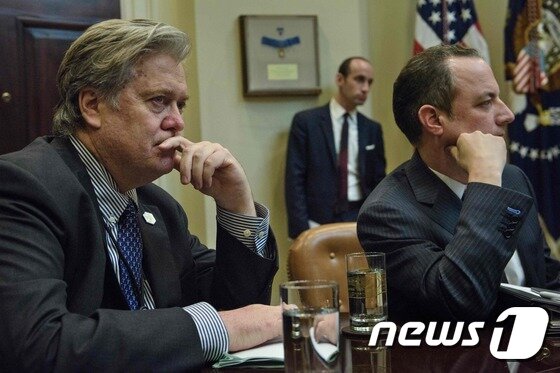 본문 이미지 - 스티브 배넌 전 백악관 수석전략가(왼쪽)와 스티븐 밀러 정책고문. ⓒ AFP=뉴스1