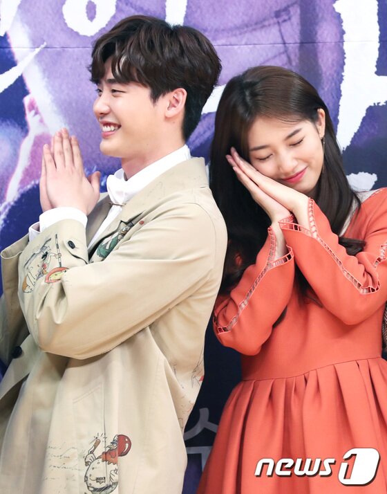 본문 이미지 - 배우 이종석, 배수지&#40;오른쪽&#41;가 22일 오후 서울 목동SBS에서 열린 SBS 드라마 스페셜 ‘당신이 잠든 사이에’ 제작발표회에 참석해 포즈를 취하고 있다. 2017.9.22./뉴스1 ⓒ News1 권현진 기자