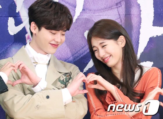 본문 이미지 - 배우 이종석, 배수지&#40;오른쪽&#41;이 22일 오후 서울 목동SBS에서 열린 SBS 드라마 스페셜 ‘당신이 잠든 사이에’ 제작발표회에 참석해 포즈를 취하고 있다. 2017.9.22./뉴스1 ⓒ News1 권현진 기자