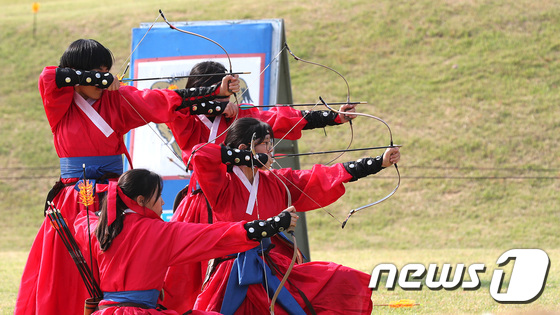 (수원=뉴스1) 오장환 기자 = 22일 오후 경기도 수원시 팔달구 연무대 국궁장에서 열린 제54회 수원화성문화제 친림과거시험 무과재현 행사에서 무예24기 단원들이 시범을 보이고 있 …