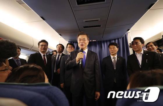 본문 이미지 - 3박 5일간의 미국 뉴욕 순방 일정을 마친 문재인 대통령이 21일(현지시간) 미국 뉴욕 존F. 케네디 공항에서 비행기가 이륙하기 전, 순방 일정에 동행한 기자들과 기내 간담회를 하고 있다. (청와대 페이스북) 2017.9.22/뉴스1 ⓒ News1 이광호 기자