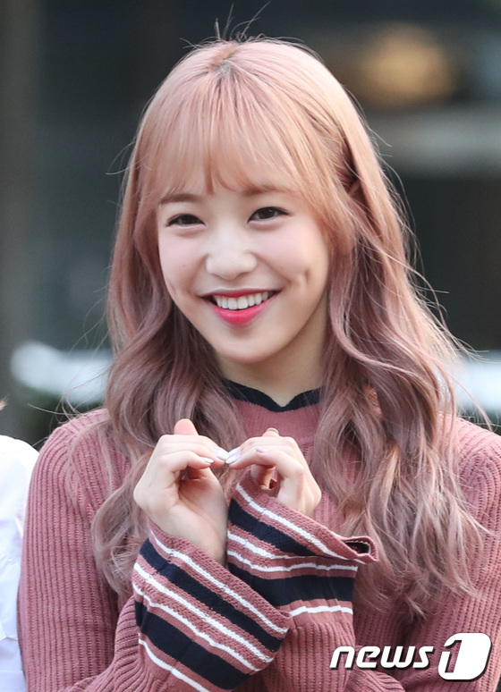 (서울=뉴스1) 권현진 기자 = 에이프릴 레이첼이 22일 오전 서울 여의도 KBS 신관 공개홀에서 열린 KBS2 '뮤직뱅크'(뮤뱅) 리허설을 하기 위해 방송국으로 들어서며 인사를 …