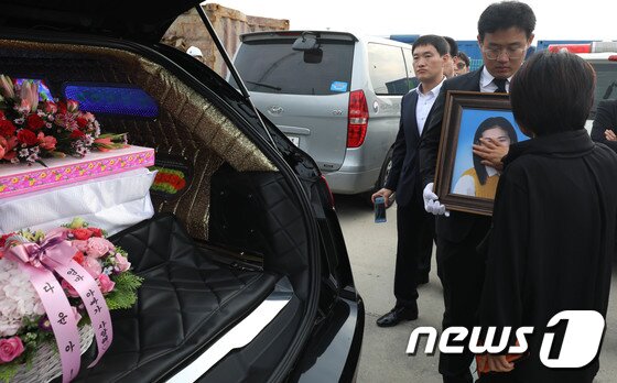 본문 이미지 - 세월호 참사 희생자인 故 허다윤양의 영결식이 23일 오전 전남 목포 신항에서 열린 가운데 허양의 어머니 박은미씨가 허양의 영정사진을 만지고 있다. 故 조은화양과 허다윤양의 이별식은 이날 오후 서울시청 본청 다목적홀에서 열린다. 2017.9.23/뉴스1 ⓒ News1 남성진 기자