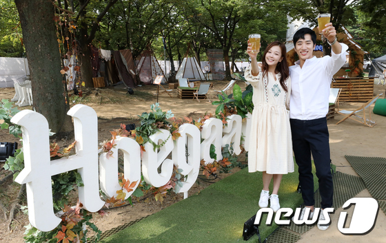 (서울=뉴스1) 구윤성 기자 = 23일 오전 서울 송파구 올림픽공원에서 열린 '2017 조이올팍 페스티벌'에 행사장에서 모델들이 벨기에 정통 밀맥주 호가든을 선보이고 있다.호가든은 …