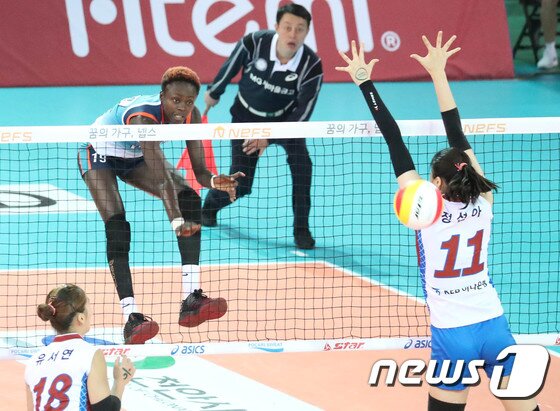 본문 이미지 - 23일 오후 천안 유관순체육관에서 열린 2017 천안·KOVO컵 프로배구 대회 여자부 결승 GS칼텍스와 한국도로공사 경기에서 GS 듀크가 스파이크를 날리고 있다. 2017.9.23/뉴스1 ⓒ News1 주기철 기자