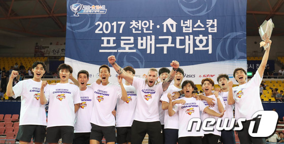 우승 기쁨 만끽하는 한국전력