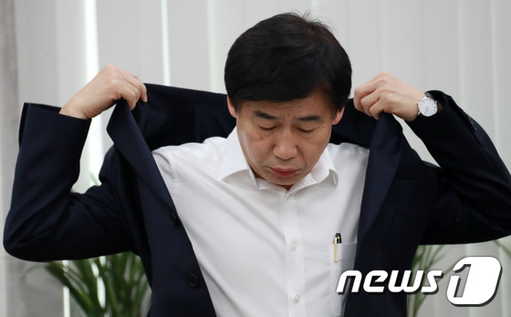 (서울=뉴스1) 이동원 기자 = 이용호 국민의당 정책위의장이 24일 서울 여의도 국회 본청에서 열린 국민의당, 2017년 정기국회 중점법안 43개 발표 기자간담회 전 옷매무새를 …