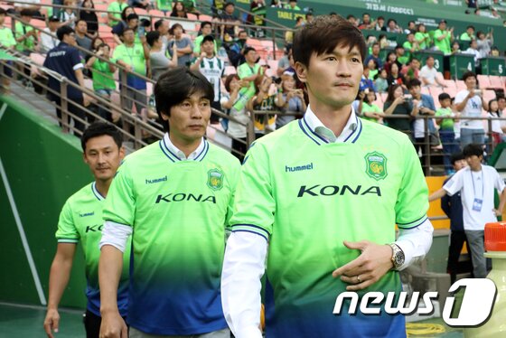 본문 이미지 - 전북 조재진&#40;오른쪽&#41;2017.9.24/뉴스1 ⓒ News1 문요한 기자