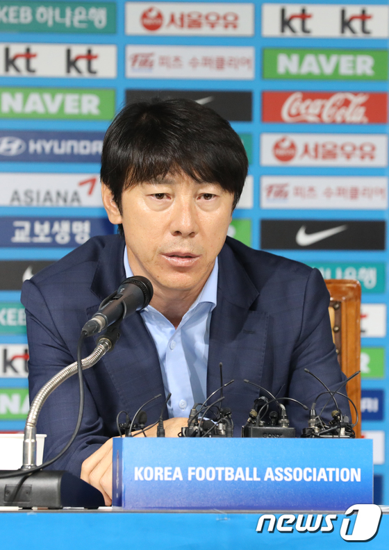 (서울=뉴스1) 황기선 기자 = 신태용 대한민국 축구 대표팀 감독이 25일 오전 서울 종로구 축구회관에서 10월 유럽 원정 평가전을 위해 소집할 국가대표팀 명단을 발표하고 있다.이 …