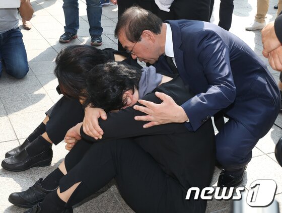 본문 이미지 - 박원순 서울시장이 25일 서울 시청앞 서울광장에서 열린 세월호 안에서 3년 만에 수습된 단원고 조은화, 허다윤 양의 이별식에서 유족들을 위로하고 있다.2017.9.25/뉴스1 ⓒ News1 송원영 기자
