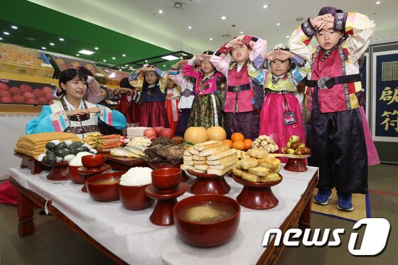 본문 이미지 - 25일 오전 서울 서초구 농협하나로마트 양재점에서 어린이들이 다가오는 추석을 맞아 차례상을 앞에 두고 절하는 법을 배우고 있다. 2017.9.25/뉴스1 ⓒ News1