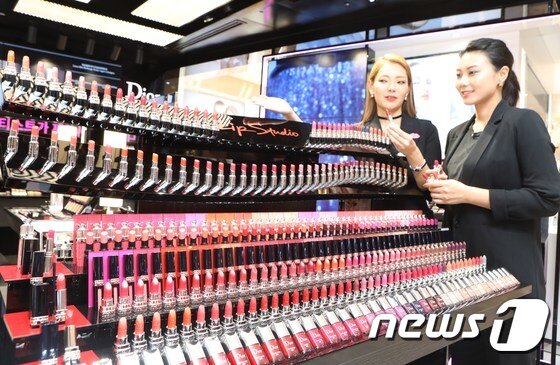 본문 이미지 - 직원이 고객에게 화장품을 소개하고 있다. (롯데백화점 제공) 2017.9.25/뉴스1