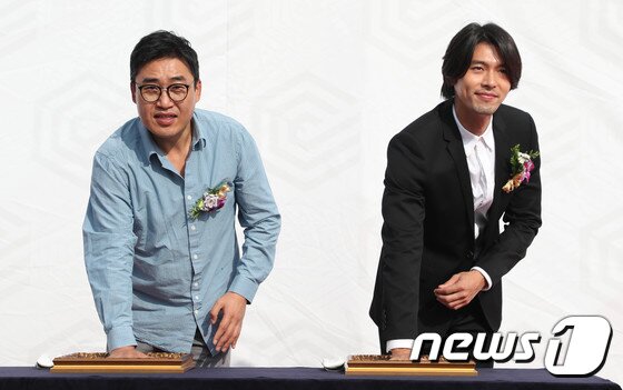 본문 이미지 - 25일 오후 대전 엑스포 과학공원에서 열린 '스튜디오큐브(Studio Cube)’개관식에서 영화 ‘공조’ 김성훈 감독과 배우 현빈이 핸드 프린팅을 하고 있다.ⓒ News1