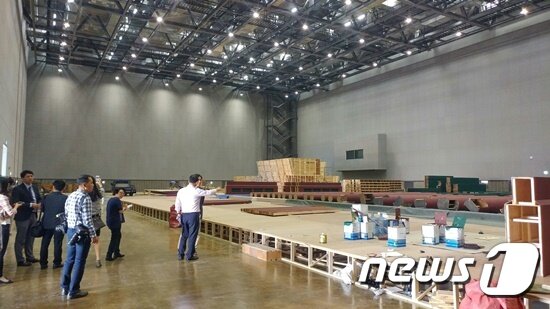 본문 이미지 - 스튜디오 큐브 내 국내 최대 규모의 스튜디오(1500평)는 천정 높이만 19m에 이른다. 현빈, 장동건 주연의 액션블록버스터 사극인 '창궐' 촬영을 위해 창덕궁 인정전을 짓는 작업이 진행되고 있다. ⓒ News1