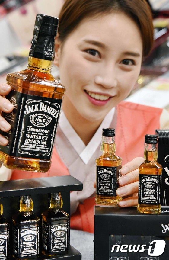 (서울=뉴스1) = 26일 홈플러스 강서점에서 모델이 ‘잭다니엘 미니어처 양주 세트’를 선보이고 있다.홈플러스는 올 추석 선물세트로 혼술∙홈술족을 위한 ‘미니어처 양주 세트’와 ‘ …