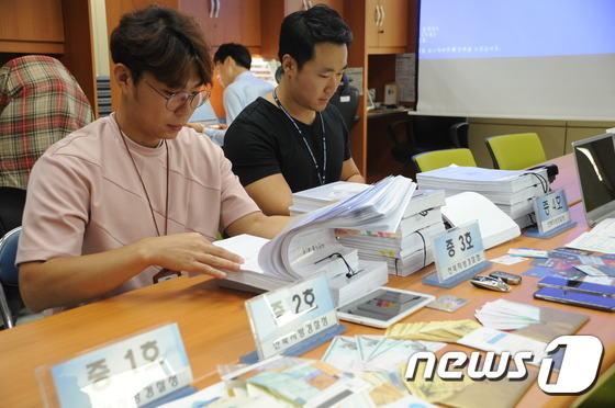 대출 사기일당에게 압수한 현금과 상품권.2017.9.26/뉴스1© News1 박슬용 기자