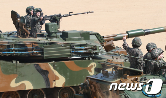 (고양=뉴스1) 이동원 기자 = 추미애 더불어민주당 대표가 26일 경기도 고양시 일산 9사단 전차대대를 방문해 K-1 전차를 시승하고 있다. 2017.9.26/뉴스1