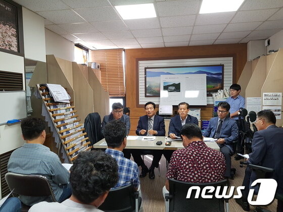 본문 이미지 - 전북 정읍시의 숙원사업인 내장산 관광호텔 건립이 본격화될 전망이다. 호텔 건립 주체인 김찬호(왼쪽 두번째) 해동그룹 회장은 26일 시청 브리핑룸에서 기자회견을 열고 “정읍을 찾는 관광객들이 머무르고 즐길 수 있는 최고급 호텔을 신축해 사계절 체류형 관광정읍을 만드는데 기여하겠다”며 추진의사를 분명히 밝혔다. ⓒ News1