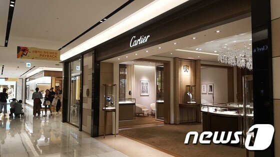 본문 이미지 - 23일 신세계백화점 8층 까르띠에  면세매장 뒤로 루이비통 면세매장을 찾은 고객들이 보인다. ⓒ News1 김민석 기자