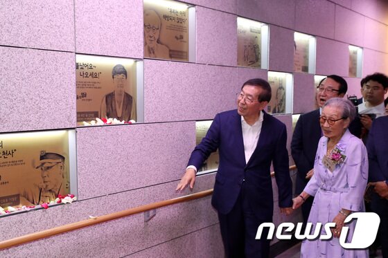 본문 이미지 - 26일 오후 서울 중구 세종대로 서울시청에서 열린 2017년 서울특별시 명예의 전당 헌액식에서 박원순 시장과 위안부 피해자 김복동 할머니가 공개된 서울의 얼굴을 살펴보고 있다.2017.9.26/뉴스1 ⓒ News1 임세영 기자