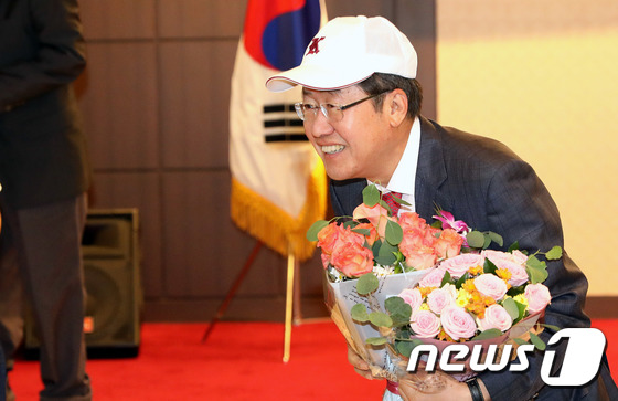 (서울=뉴스1) 박정호 기자 = 홍준표 자유한국당 대표가 27일 오전 서울 성북구 종암로 고려대학교 교우회관에서 열린 제207회 고경아카데미 초청 특강에서 재학생 후배들에게 선물받 …