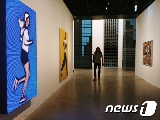 본문 이미지 - 줄리안 오피 전시 전경. 2017.9.27/뉴스1ⓒ News1 김아미 기자