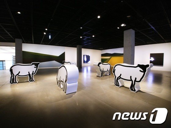 본문 이미지 - 줄리안 오피 전시 전경. 2017.9.27/뉴스1ⓒ News1 김아미 기자