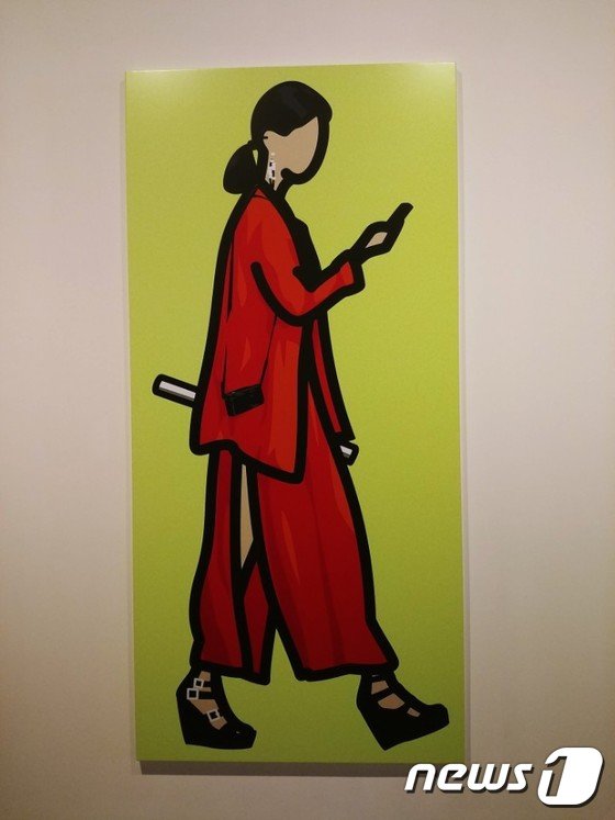 본문 이미지 - 줄리안 오피 전시 전경. 2017.9.27/뉴스1ⓒ News1 김아미 기자