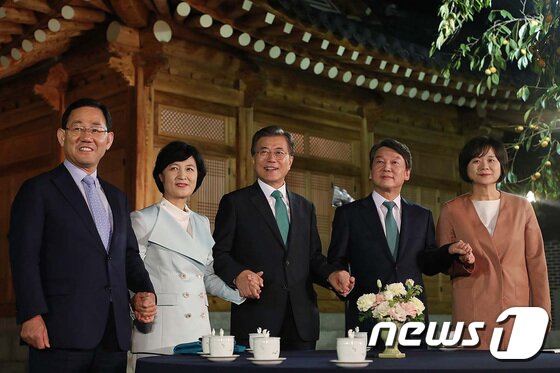 본문 이미지 - 문재인 대통령이 27일 청와대 상춘재 앞에서 열린 여야 4당 대표들과의 만찬 회동에서 참석자들과 손을 맞잡은 채 기념촬영을 하고 있다. (청와대) 2017.9.27/뉴스1 ⓒ News1 이광호 기자
