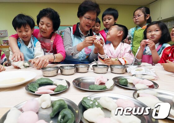 본문 이미지 - 민족대명절 추석 연휴를 이틀 앞둔 지난 28일 서울 성동구 용답어린이집에서 아이들이 할머니들과 송편을 만들고 있다. 2017.9.28/뉴스1 ⓒ News1