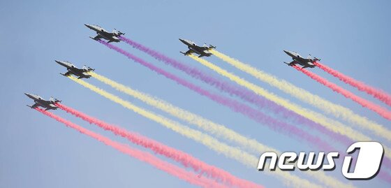 본문 이미지 - F-5  '제공호' 전투기 편대 비행. 2017.9.28/뉴스1 ⓒ News1 사진공동취재단