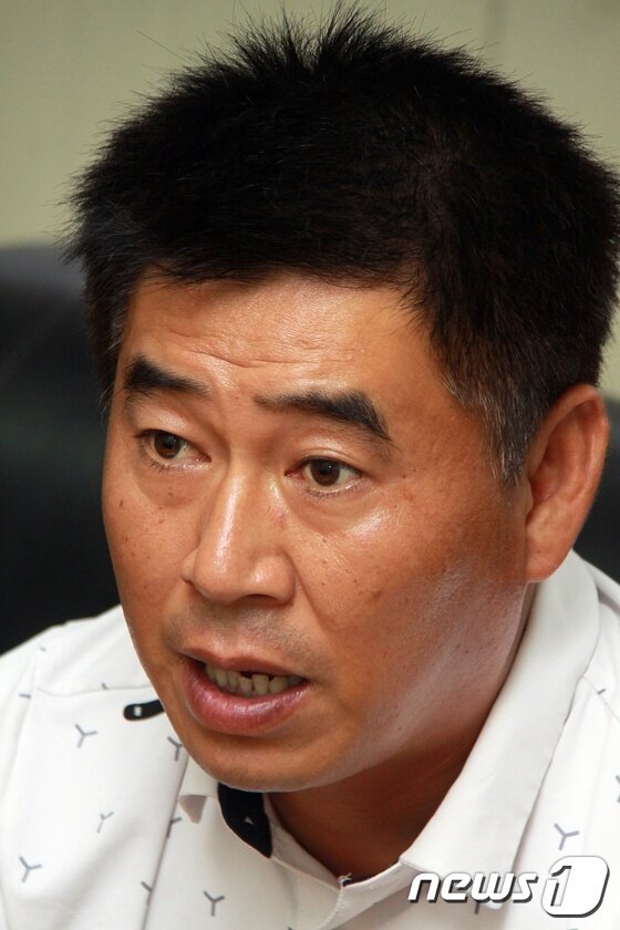 본문 이미지 - 지난 여름 AI 사태로 큰 피해를 본 조천병아리농장 대표 김학충씨가 뉴스1제주와 인터뷰를 하고 있다ⓒ News1