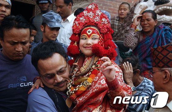 본문 이미지 - 2006년 카트만두에서 열린 한 행사에 참석한 당시 쿠마리. (자료사진) ⓒ AFP=뉴스1