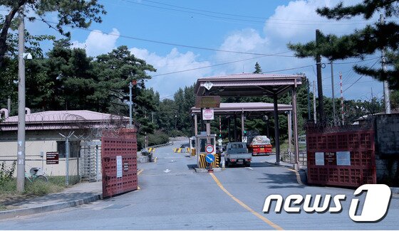 본문 이미지 - 경북 칠곡군 왜관읍에 위치한 미군부대 캠프캐롤의 모습. 해당 부대에서 28일 오전 1시25분쯤 사이렌이 오작동하며 40분동안 주민들이 불안에 떨었다.2017. 9. 28. 정우용 기자/뉴스1ⓒ News1