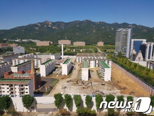 본문 이미지 - 고용노동부에 의해 지난 13일 석면 철거 중지 명령이 내려진 과천 주공 2단지 재건축 현장/사진제공=환경보건시민센터ⓒ News1